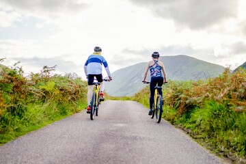 Fototapeta premium Cyclists exploring scenic mountain path