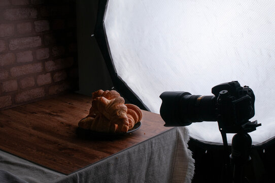 DSLR or Mirrorless photo and video camera, in a pastry session for restaurant and home, with breads or croissants on a plate with artificial backgrounds with light modifier for flash and for led,