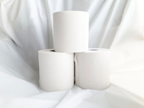 生活必需品の積み上げられたトイレットペーパーのストック・日用品・備蓄