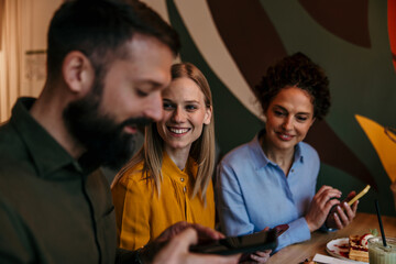 Obraz premium Colleagues collaborating and connecting at a cafe