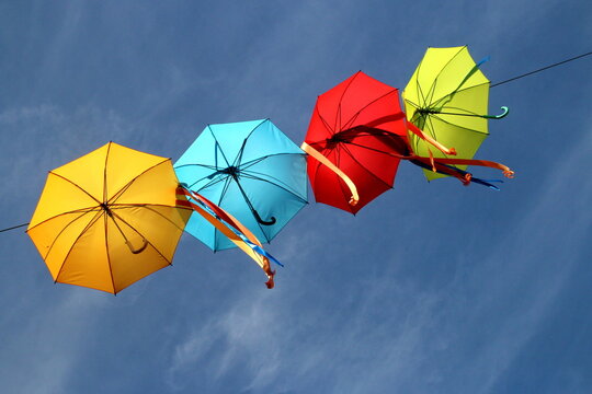 Regenschirme vor blauem Himmel