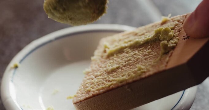 おろし金ですり下ろす生わさび 和食と寿司に使う薬味の調理風景