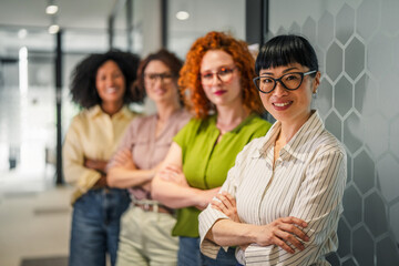 Obraz premium Diverse businesswomen team standing in modern office
