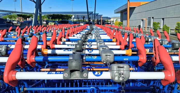 Chariots enseigne E. LECLERC Hypermarch&eacute;