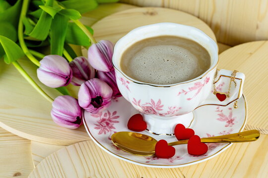  Primo piano di tazza con latte e caff&egrave; con tulipani rosa e cuori rossi