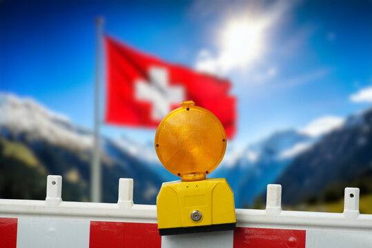 Schweizerische Flagge und Baustelle als Symbol f&uuml;r die Erneuerung, Umbau und Reformen in der Schweiz