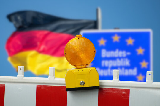Flagge von Deutschland und Baustellenabsperrung als Symbol f&uuml;r den Umbau, Reformen und Erneuerung	