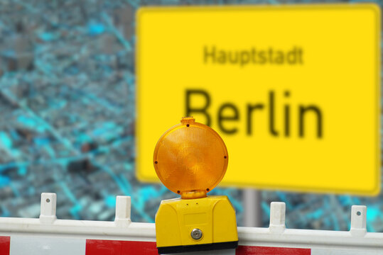 Schild Berlin und Baustelle als Symbol f&uuml;r die Reformen und Umbau
