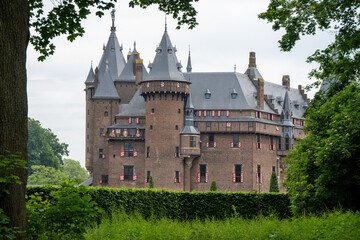 Obraz premium Castle De Haar viewed through trees, Haarzuilens, Netherlands