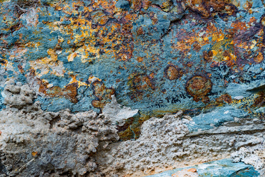 Superficie de piedra natural que muestra patrones minerales, textura geol&oacute;gica, estructura org&aacute;nica y est&eacute;tica de materia prima para uso creativo. Primer plano de una superficie de piedra rugosa