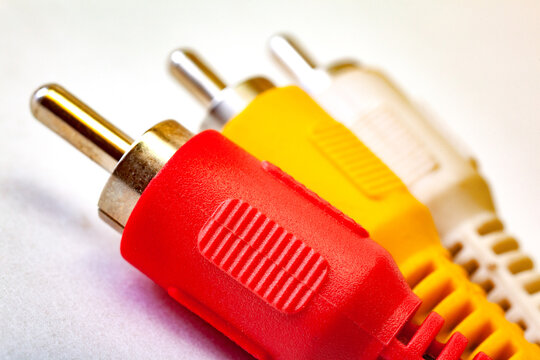 Conectores de audio codificados por colores que simbolizan la comunicaci&oacute;n, la tecnolog&iacute;a, los medios anal&oacute;gicos, la transmisi&oacute;n de sonido y el dise&ntilde;o de electr&oacute;nica de consumo.