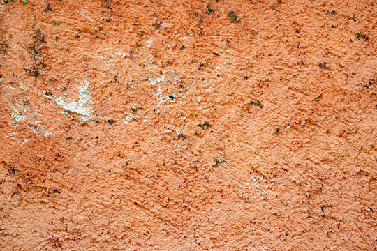 Textura rugosa de pared de cemento que transmite durabilidad, car&aacute;cter r&uacute;stico, imperfecciones naturales y una fuerte presencia arquitect&oacute;nica. Primer plano de una pared de cemento texturizada