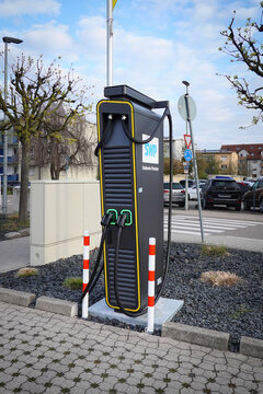 Eine Stromladestation der Stadtwerke Pforzheim f&uuml;r Elektroautos auf einem Parkplatz in Pforzheim Huchenfeld, Baden-Wuerttemberg