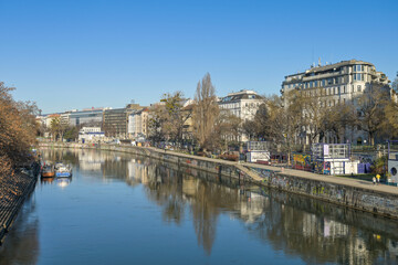 Fototapeta premium Donaukanal zwischen Augartenbrücke und Salztorbrücke, Wien, Österreich