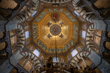 Obraz premium Octagon dome ceiling with mosaics in Aachen Cathedral