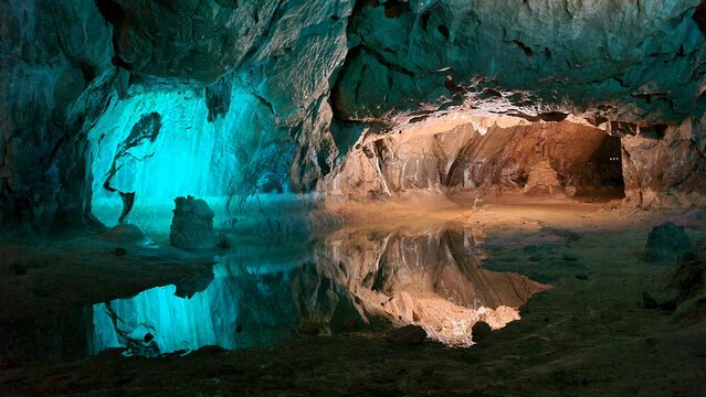 Magnifique lac souterrain dans une grotte du sud de la France (Pyr&eacute;n&eacute;es ari&eacute;geoises)