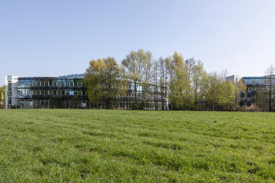 Moderner B&uuml;ropark im Gr&uuml;nen in Gladbeck auf der Grenze zu Bottrop