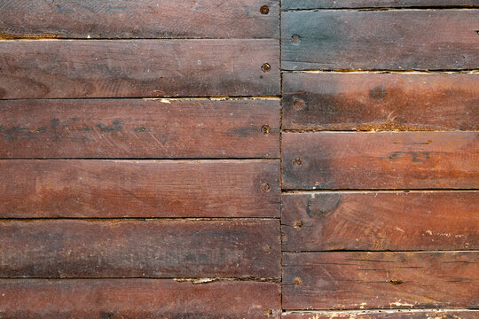 Tablones de madera envejecida que transmiten un car&aacute;cter r&uacute;stico, calidez natural, artesan&iacute;a y textura, ideales para fondos. Primer plano de tablones horizontales con vetas, ara&ntilde;azos