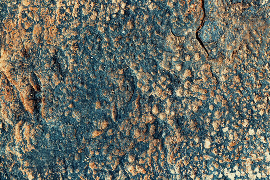 Superficie de piedra natural que muestra patrones minerales, textura geol&oacute;gica, estructura org&aacute;nica y est&eacute;tica de materia prima para uso creativo.