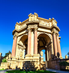 Obraz premium Detailed view of the classical architecture and grand rotunda of the Palace of Fine Arts in San Francisco, California.