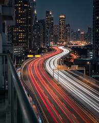 Obraz premium Traînées lumineuses sur autoroute urbaine de nuit