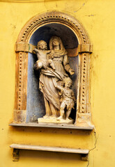 Obraz premium votive shrine depicting the Madonna and Child with Saint John the Baptist in Vico di Campopisano in the historic center of Genoa