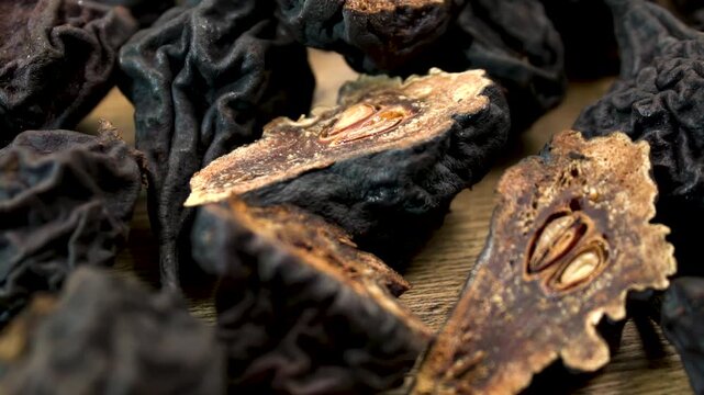 Pyrus communis: Internal anatomy of dehydrated fruit. Cross Section Showing Seeds and Locules