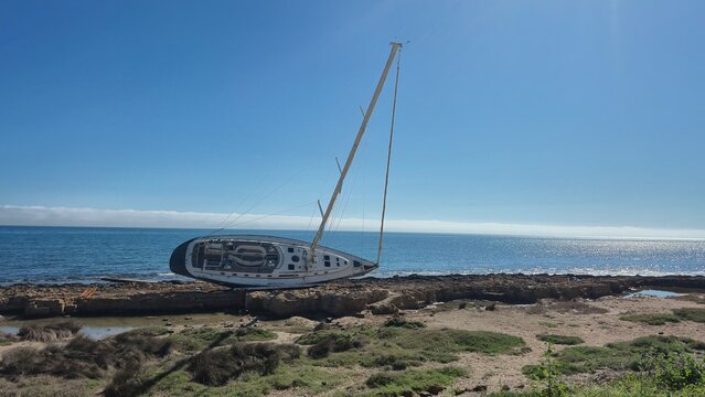 Barco varado en las rocas, javea, Alicante
