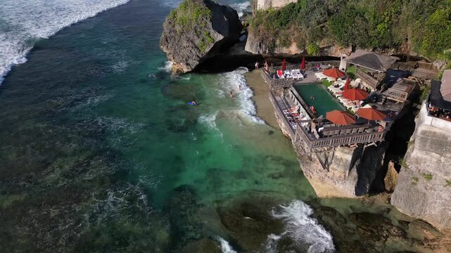 Suluban Beach (Blue Point), Uluwatu, Bali - Pools, waves, cliff, surfers and restaurants
