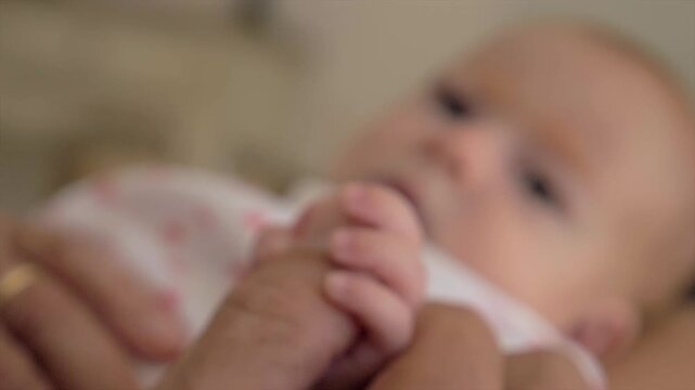 Visage de nouveau-n&eacute; b&eacute;b&eacute; gazouillant