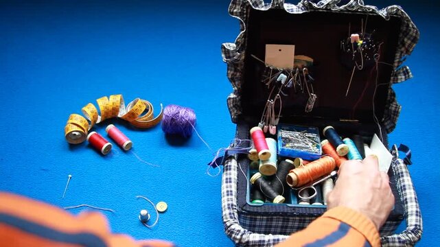 Costurero, carrete de hilo en bovina, aguja de coser y cinta m&eacute;trica de sastre y costura