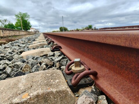 La v&iacute;a del tren con perspectiva en profundidad y l&iacute;neas convergentes