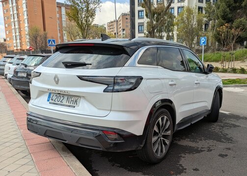 Vista trasera de un autom&oacute;vil Renault Austral aparcado en una calle de Madrid, Espa&ntilde;a, 11 de marzo de 2026