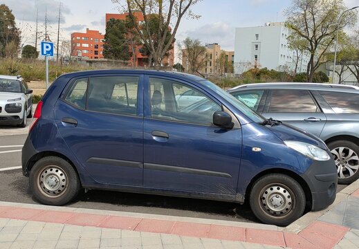 Vista lateral de un autom&oacute;vil Hyundai i10 aparcado en una calle de Madrid, Espa&ntilde;a, 11 de marzo de 2026