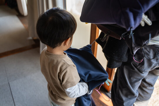 家事のお手伝いをする子供
