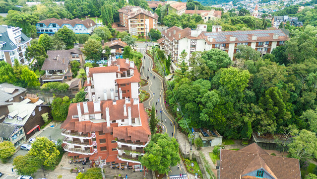 Imagem a&eacute;rea da Rua Torta com curvas acentuadas e paisagismo destacando urbanismo e turismo na cidade de Gramado