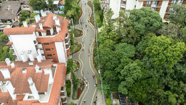 Imagem a&eacute;rea da Rua Torta com curvas acentuadas e paisagismo destacando urbanismo e turismo na cidade de Gramado