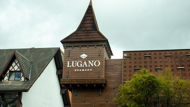 Fachada da loja Lugano Chocolate em Gramado RS com arquitetura t&iacute;pica e destaque para marca tradicional da cidade tur&iacute;stica. Gramado RS 10 abril de 2026