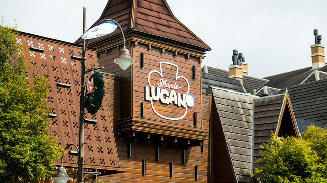 Loja Lugano em Gramado RS com fachada em madeira destacando tradi&ccedil;&atilde;o em chocolates e forte apelo tur&iacute;stico da cidade. Gramado RS 10 Abril de 2026