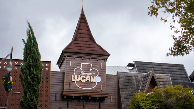 Fachada da loja Mundo Lugano em Gramado RS destacando chocolates artesanais e turismo gastron&ocirc;mico na serra ga&uacute;cha. Gramado RS 10 Abril de 2026