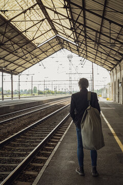 Homme seul, vagabond, sur le quai d'une gare en France