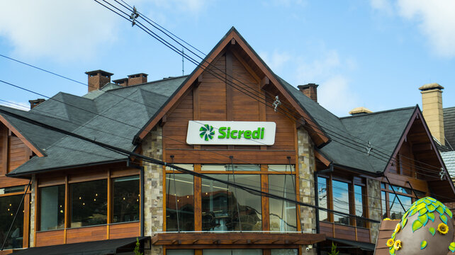 Ag&ecirc;ncia Sicredi em Gramado RS com fachada moderna destacando atua&ccedil;&atilde;o no setor financeiro cooperativo. Gramado RS 10 Abril de 2026