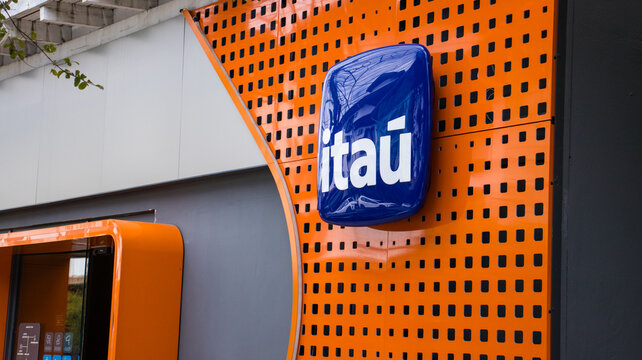 Ag&ecirc;ncia do banco Ita&uacute; em Gramado RS com fachada moderna destacando atua&ccedil;&atilde;o no setor financeiro urbano. Gramado RS 10 Abril de 2026