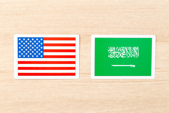 机に置かれたアメリカとサウジアラビアの国旗