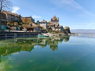Obraz premium reflection of the medieval village of Yvoire and its castle
