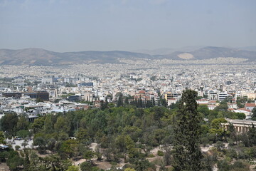 Obraz premium Panoramic cityscape of Athens with mountains in the background under clar sky.