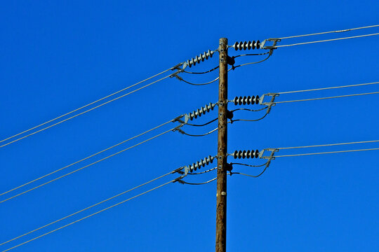 Twin lines are used on electrical transmission towers to increase power capacity, minimize energy loss, and reduce dangerous electric field buildup 