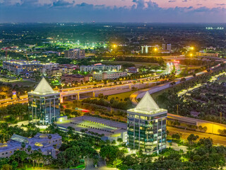 Obraz premium nighttime aerial view of Plam Beach Gardens