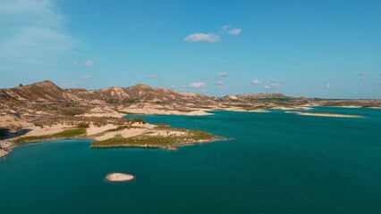 Obraz premium Pedrera reservoir in murcia, spain with arid landscape and turquoise water