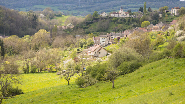 Remilly-en-Montagne est une commune fran&ccedil;aise situ&eacute;e dans le d&eacute;partement de la C&ocirc;te-d'Or, en r&eacute;gion Bourgogne-Franche-Comt&eacute;, verdoyant vallon de la Sir&egrave;ne